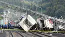 Kondisi sebuah kereta penumpang yang tergelincir dan keluar dari jalurnya di kota pelabuhan selatan Yeosu, Korea Selatan, Jumat (22/4). Akibat kecelakaan itu sang masinis tewas, sementara delapan penumpang mengalami luka-luka. (YONHAP /AFP)