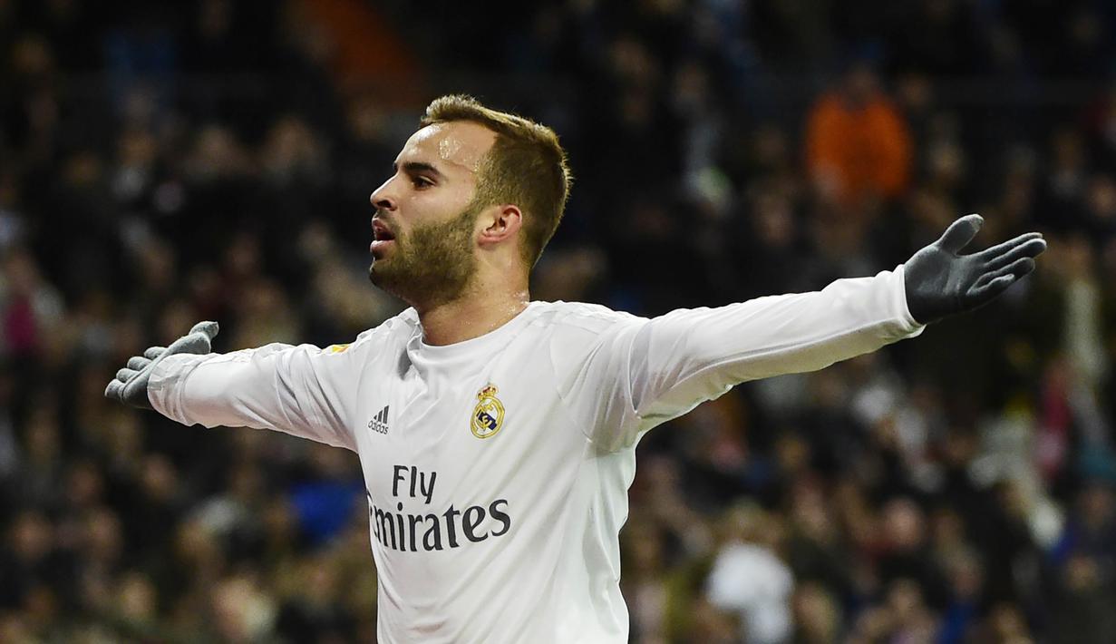 Striker Real Madrid, Jese Rodriguez, melakukan selebrasi usai mencetak gol ke gawang Sevilla pada laga La Liga di Stadion Santiago Bernabeu, Minggu (20/3/2016). Jese resmi meninggalkan PSG dan bergabung ke Stoke City. (AFP/Pierre-Philippe Marcou)
