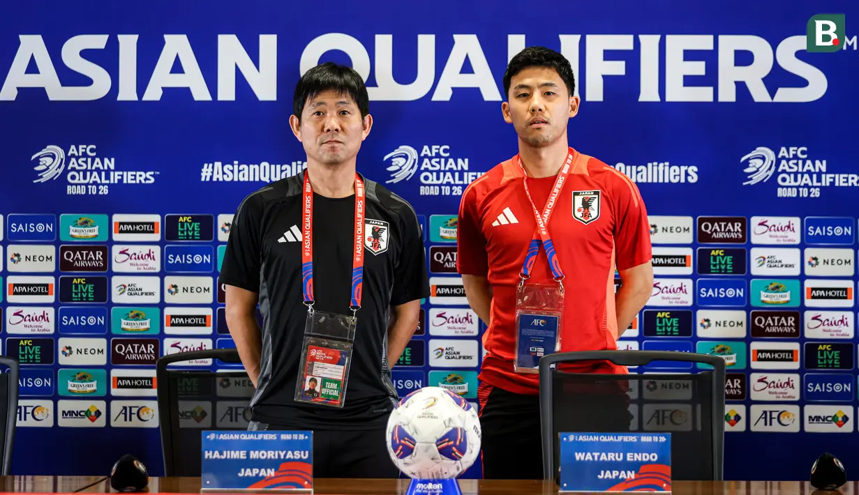 <p>Pelatih dan pemain Timnas Jepang, Hajime Moriyasu (kiri) dan Wataru Endo berfoto bersama saat konferensi pers menjelang laga lanjutan putaran ketiga Grup C Kualifikasi Piala Dunia 2026 melawan Timnas Indonesia di Stadion Utama Gelora Bung Karno (SUGBK), Senayan, Jakarta, Kamis (14/11/2024). (Bola.com/Bagaskara Lazuardi)</p>