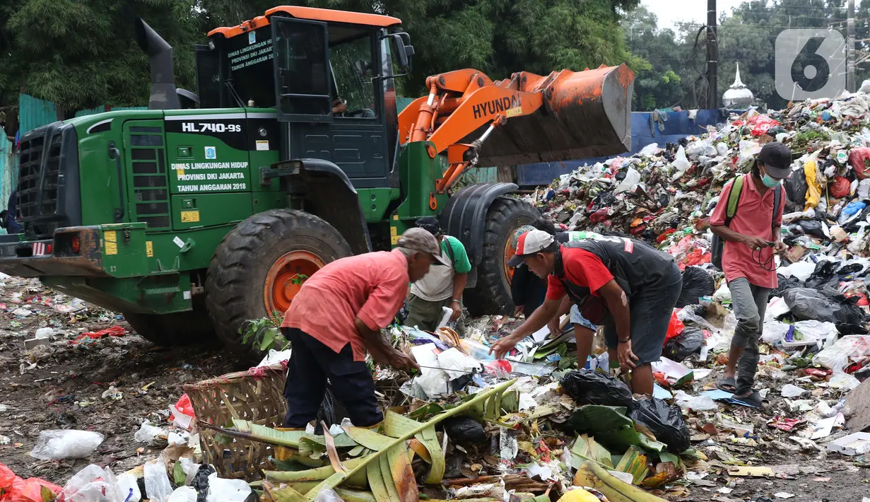 Pemulung memilah sampah di Tempat Pembuangan Sementara Kalibata, Jakarta, Jumat (10/4/2020). Kadis Lingkungan Hidup DKI Jakarta, Andono Warih mengatakan terjadi penurunan tonase sampah rata-rata 620 ton per hari selama penerapan WFH akibat pandemi Covid-19. (Liputan6.com/Helmi Fithriansyah)