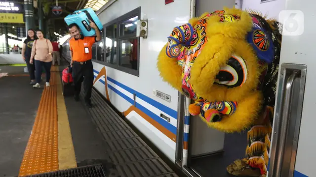 Atraksi Barongsai di Stasiun Gambir