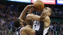 Pebasket Brooklyn Nets, Wayne Ellington berebut bola dengan pebasket Utah Jazz, Rudy Gobert, pada lanjutan NBA di Salt Lake City, Amerika Serikat, Sabtu (27/2/2016). (Reuters/Jeffrey Swinger)