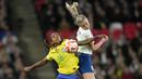 Pemain Timnas Inggris, Leah Williamson (kanan) berebut bola dengan pemain Timnas Brasil, Geyse pada laga Finalisima Putri 2023 di Stadion Wembley, London, Jumat (07/04/2023) WIB. The Three Lions secara dramatis mengalahkan Brasil dengan skor 4-2 dalam babak adu penalti setelah bermain imbang 1-1 di waktu normal. (AP Photo/Kirsty Wigglesworth)
