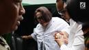 Pelawak Tri Retno Prayudati atau Nunung Srimulat dibantu suaminya, July Jan Sambiran turun dari mobil tahanan setibanya untuk sidang perdana di PN Jakarta Selatan, Rabu (2/10/2019). Nunung dan July Jan Sambiran akan mendengar pembacaan dakwaan oleh Jaksa Penuntut Umum. (Liputan6.com/Herman Zakharia)