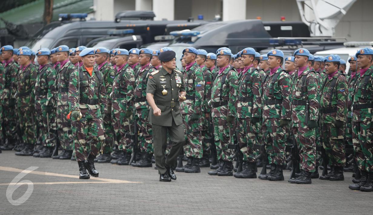 Panglima TNI Jenderal Gatot Nurmantyo mengecek pasukan saat upacara sertijab Komandan Pasukan Pengamanan Presiden (Danpaspampres) di Jakarta, Selasa (14/3). Brigjen Suhartono resmi menggantikan Mayjen Bambang Suswantono. (Liputan6.com/Faizal Fanani)