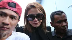 Nikita Mirzani usai mengisi sebuah acara di kawasan kapten  Tendean, jakarta, Senin (14/12). Mengenakan pakaian serba hitam, janda Sajad Ukra itu bergegas pergi tanpa memberi keterangan. (Liputan6.com/Herman Zakharia)