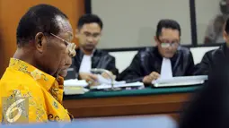 Barnabas Suebu saat menjalani sidang di Pengadilan Tipikor, Jakarta, Senin (6/7/2015). Barnabas didakwa melakukan tindak pidana korupsi perencanaan PLTA yang diduga telah merugikan keuangan negara sebesar Rp 43,362 miliar. (Liputan6.com/Helmi Afandi)