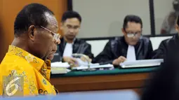 Barnabas Suebu saat menjalani sidang di Pengadilan Tipikor, Jakarta, Senin (6/7/2015). Barnabas didakwa melakukan tindak pidana korupsi perencanaan PLTA yang diduga telah merugikan keuangan negara sebesar Rp 43,362 miliar. (Liputan6.com/Helmi Afandi)
