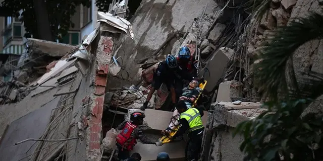 Penyintas Gempa Venezuela: Ibu Membeku Ketakutan, Anak Sigap Menggendong