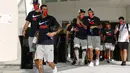 Pemain Paris Saint-Germain Angel Di Maria (kedua dari kiri), Neymar (tengah), dan Leandro Paredes (ketiga dari kanan) mengenakan masker saat meninggalkan hotel mereka untuk menghadiri sesi latihan di Lisbon, Portugal, 17 Agustus 2020. Ketiganya dinyatakan positif terpapar COVID-19. (FRANCK FIFE/AFP)