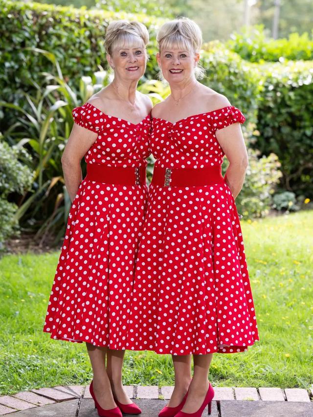 Potret Kembar Identik yang Kenakan Pakaian Serasi Selama 23 Tahun