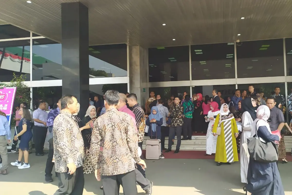 Keluarga calon anggota baru DPR periode 2019-2024 hadir di Parlemen jelang pelantikan