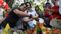 Kepala Kantor Staf Presiden (KSP), Moeldoko memotong tumpeng saat merayakan ulang tahunnya yang ke-61 di Taman Suropati, Jakarta, Minggu (8/7). Moeldoko merayakan momen pergantian tahunnya bersama istri dan keluarga. (Liputan6.com/Herman Zakharia)
