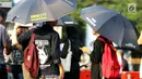 Peserta aksi Kamisan saat aksi di kawasan Silang Monas depan Istana Negara, Jakarta, Kamis (14/2). Seiring aksi Kamisan, JSKK meminta komitmen pemerintah untuk menyelesaikan kasus pelanggaran HAM masa lalu. (Liputan6.com/Helmi Fithriansyah)
