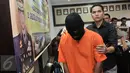 Salah satu tersangka diperlihatkan saat press release pengungkapan jaringan narkotika internasional oleh Bareskrim, Jakarta, Selasa (7/3). (Liputan6.com/Yoppy Renato)