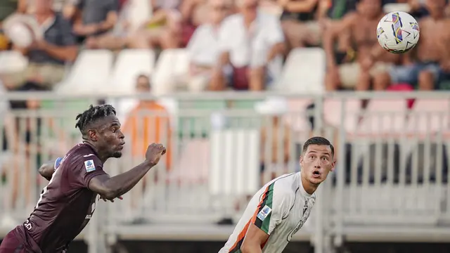 Foto: Jay Idzes Tampil Impresif, Sayang Venezia Tumbang dari Torino di Liga Italia