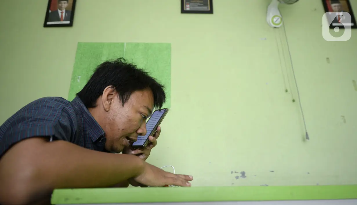 Guru Wahyu Adi Prasetyo mengajar secara online di sekolah tunanetra Yayasan Raudlatul Makfufin, Buaran, Serpong, Tangerang Selatan, Banten, Senin (10/8/2020). Keterbatasan kuota internet membuat para guru membatasi waktu belajar yang berlangsung sejak pandemi COVID-19. (merdeka.com/Dwi Narwoko)