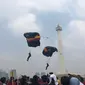 Atraksi terjun payung ramaikan Festival Damai di Monas.