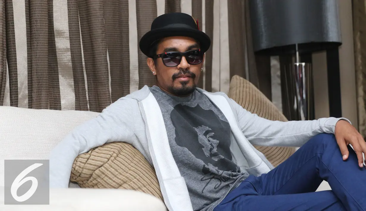 Glenn Fredly berpose usai jumpa pres aplikasi Alfatainment di kawasan Pangeran Antasari, Jakarta, Rabu (27/04). Glenn menyukai Nikita Mirzani karena Nikita adalah perempuan yang apa adanya. (Liputan6.com/Herman Zakharia)