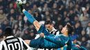 Megabintang Real Madrid, Cristiano Ronaldo melakukan tendangan salto ke gawang Juventus pada leg pertama perempat final Liga Champions di Stadion Allianz, Selasa (3/4). Gol kedua Ronaldo dicetak dengan indah, lewat tendangan salto. (Alberto PIZZOLI/AFP)