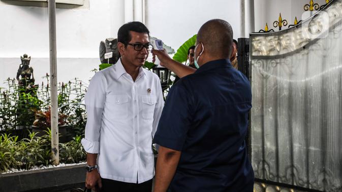 Menparekraf Wishnutama menjalani pemeriksaan suhu tubuh saat akan memasuki Kompleks Istana Kepresidenan, Jakarta, Selasa (3/3/2020). Istana Kepresidenan memperketat pemeriksaan terhadap tamu, ASN, dan pejabat negara untuk mencegah penyebaran virus corona (COVID-19). (Liputan6.com/Faizal Fanani)