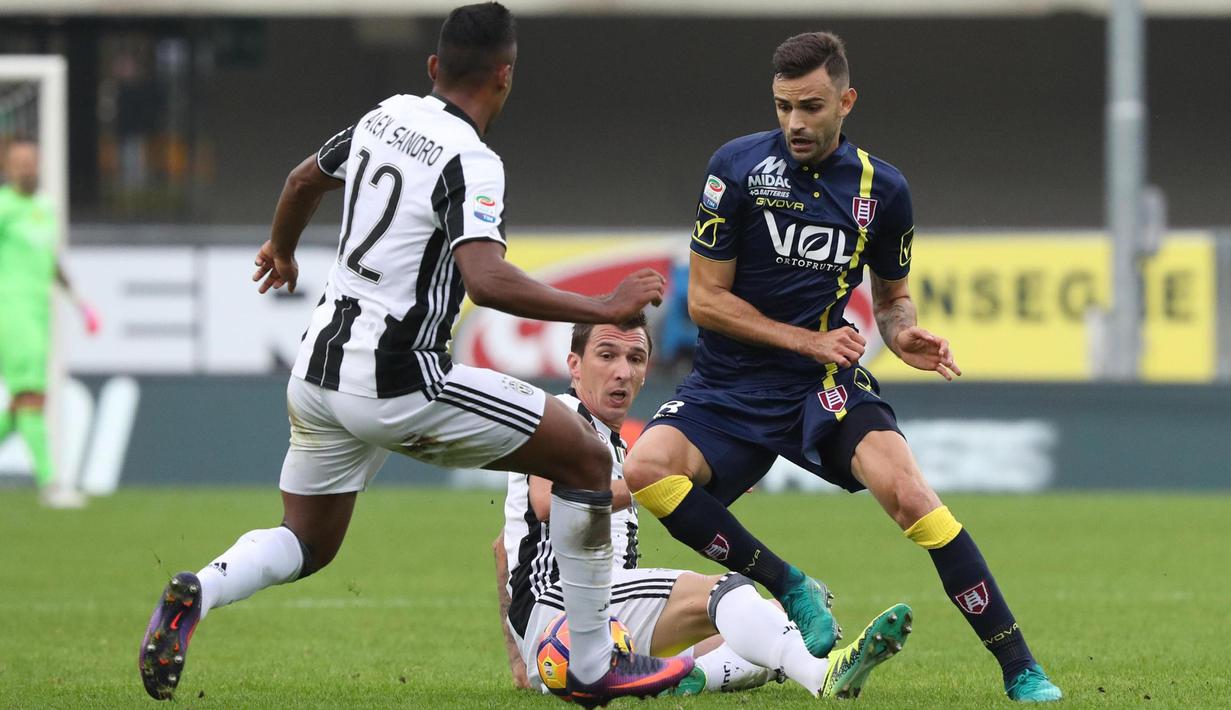 Pemain Chievo Verona, Ivan Radovanovic (kanan) berusaha melewati hadangan pemain Juventus pada laga Serie A di Bentegodi Stadium, (6/11/2016). (EPA/Simone Venezia)