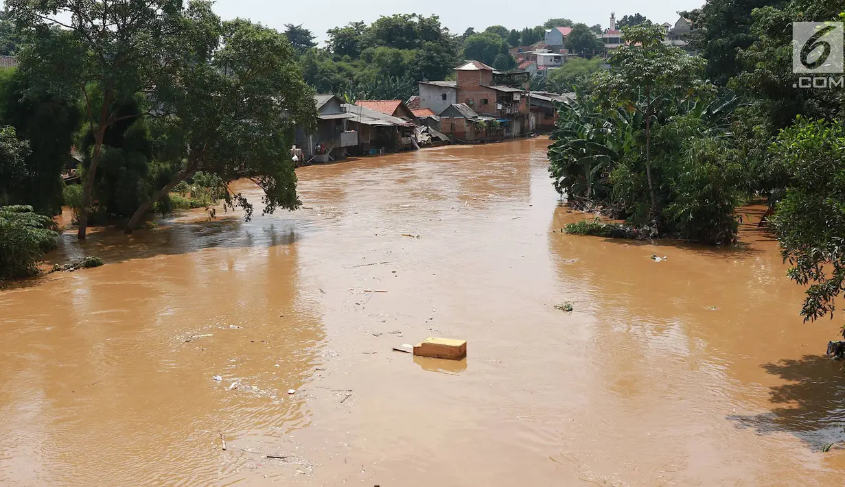 Suasana Sungai Ciliwung yang meluap di kawasan Pejaten Timur, Jakarta, Jumat (26/4). Banjir yang berasal dari luapan Sungai Ciliwung tersebut merendam ratusan rumah warga hingga kedalaman lebih dari satu meter. (Liputan6.com/Immanuel Antonius)