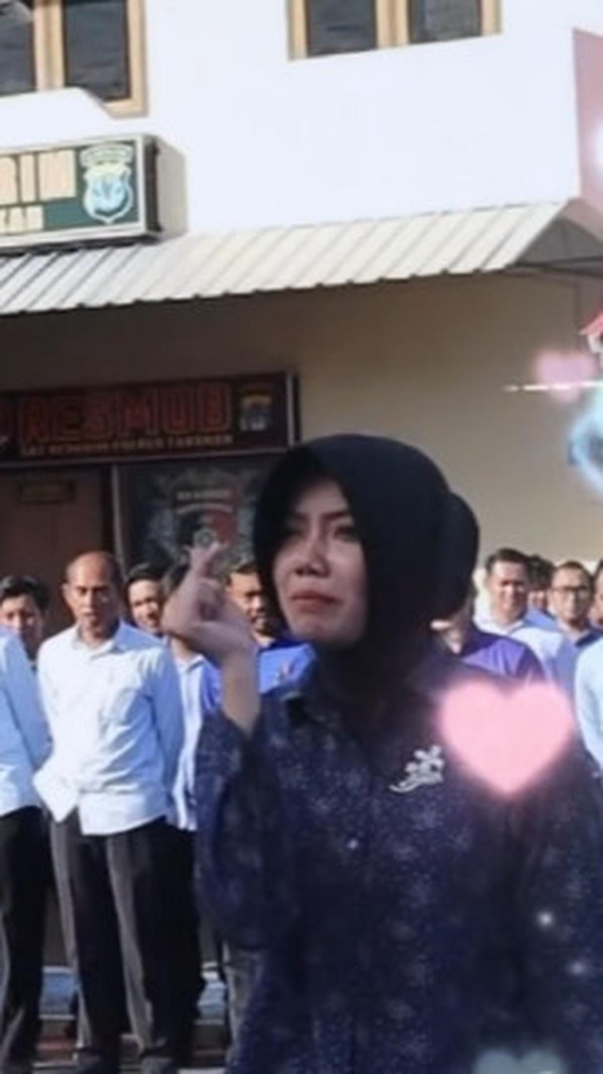 "Enggak Ndan, langsung begini (beri simbol hati menggunakan jari)," paparnya. <br>