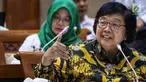 Menteri Lingkungan Hidup dan Kehutanan (LHK) Siti Nurbaya Bakar memberi paparan saat rapat kerja dengan Komisi VII DPR di Gedung DPR, Jakarta, Rabu (15/5/2019). Rapat membahas persoalan bekas lahan tambang yang harus segera ditangani oleh Kementerian LHK. (Liputan6.com/JohanTallo)