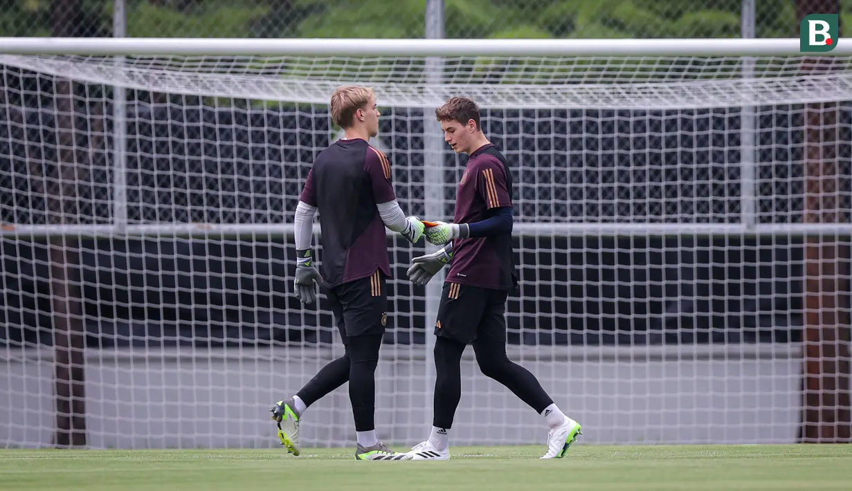 Dua kiper Timnas Jerman U-17, Max Schmitt (kanan) dan Louis Babatz saat latihan jelang laga final Piala Dunia U-17 2023 di Lapangan Kota Barat, Solo, Kamis (30/11/2023). (Bola.com/Bagaskara Lazuardi)
