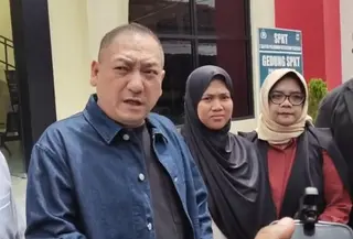 Lisnawati, ibu kandung NS yang pakai hijab berwarna hitam (Fira Syahrin/Liputan6.com)