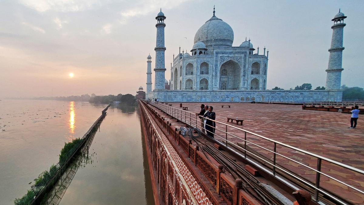 Taj Mahal di India Nyaris Terendam Banjir Akibat Hujan Monsun Terburuk ...