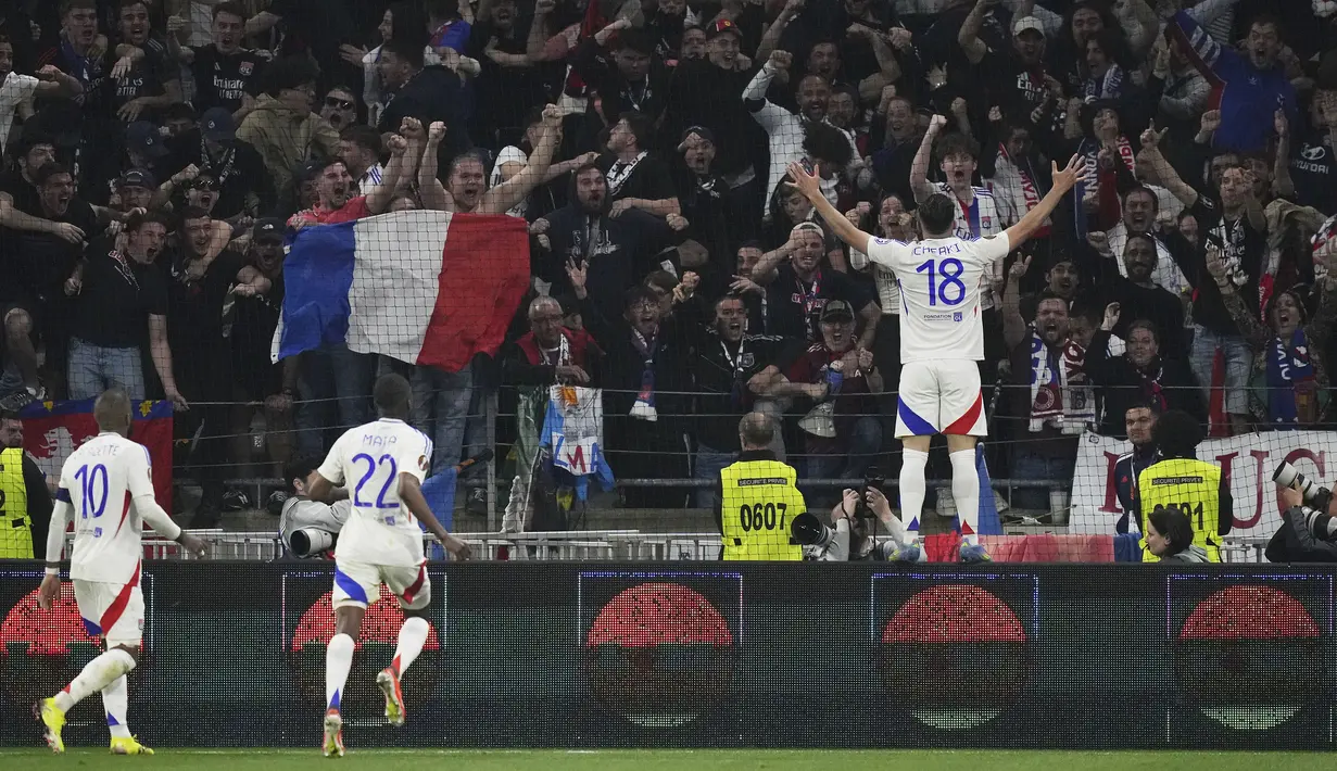 Pemain Lyon, Rayan Cherki (kanan) melakukan selebrasi setelah mencetak gol penyeimbang 2-2 ke gawang Manchester United dalam laga leg 1 perempat final Liga Europa 2024/2025 di Parc Olympique Lyonnais Groupama stadium, Decines-Charpieu, Prancis. (AP Photo/Thibault Camus)