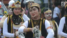 Peserta mengenakan kostum saat mengikuti karnval budaya untuk memeriahkan HUT ke-19 kota Depok di Sepanjang Jalan Margonda, Depok, Sabtu (28/4). Acara tersebut rangkaian dari perayaan hari jadi Kota Depok ke-19. (Merdeka.com/Imam Buhori)