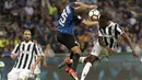 Gelandang Juventus, Blaise Matuidi, duel udara dengan bek Inter Milan, Joao Miranda, pada laga Serie A di Stadion Giuseppe Meazza, Sabtu (28/4/2018). Inter Milan takluk 2-3 dari Juventus. (AP/Antonio Calanni)