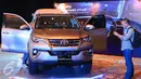  Pengunjung saat melihat mobil All New Fortuner di JCC, Jakarta, Jumat (22/1). Toyota Astra Motor (TAM) agen pemegang merek mobil Toyota di Indonesia resmi meluncurkan All New Fortuner. (Liputan6.com/Angga Yuniar)