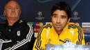Chelsea's footballer Deco and Luiz Felipe Scolari attend a press conference ahead of their European Champions League Group A football match against CFR 1907 Cluj-Napoca at Stamford Bridge on December 8, 2008. AFP PHOTO/Ian Kington 