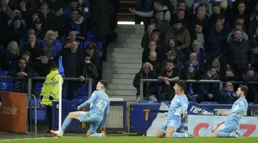 Gelandang Manchester City, Phil Foden (kiri) melakukan selebrasi usai mencetak gol ke gawang Everton pada pertandingan lanjutan Liga Inggris di Goodison Park di Liverpool, Inggris, Minggu (27/2/2022). Man City menang tipis atas Everton 1-0. (AP Photo/Jon Super)