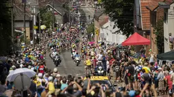 Iringan pebalap sedang berlomba di Etape 3 Tour de France yang berjarak 159.5 km antara Antwerp dan Huy, Belgia. (7/7/2015). (AFP PHOTO/ERIC FEFERBERG)