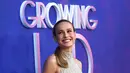 <p>Produser eksekutif dan sutradara Brie Larson tiba pada pemutaran perdana 'Growing Up' di NeuHouse, Los Angeles, Amerika Serikat, 7 September 2022. Rambut pirang keemasannya diluruskan dengan cermat sebelum ditata dengan kuncir kuda rendah yang ramping. (Photo by Jordan Strauss/Invision/AP)</p>