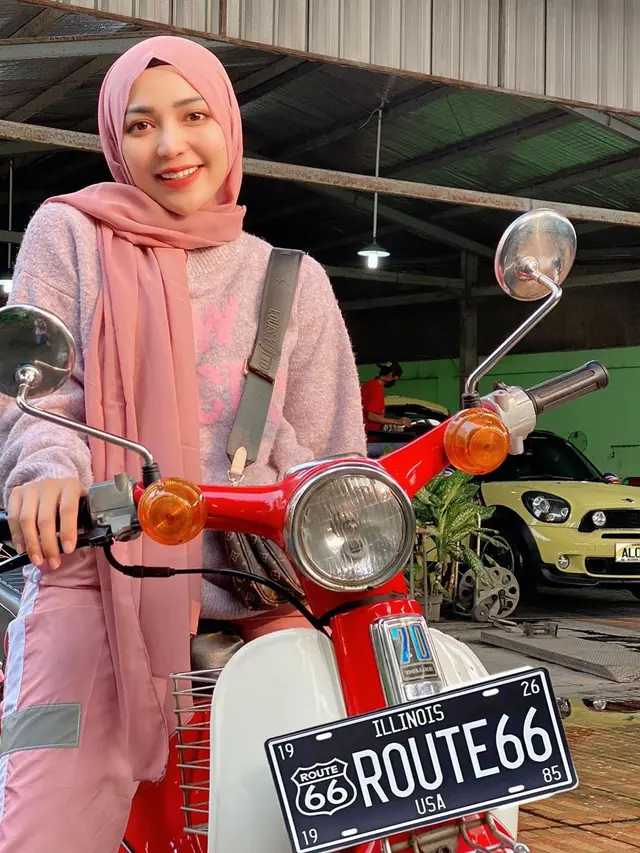 7 Pesona Chacha Sherly Eks Trio Macan saat Pakai Hijab Ini Modis Banget