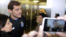 Iker Casillas berfoto dengan pendukung di Museum FC Porto di Stadion Dragao, Porto, Portugal. (14/7/2015). (AP Photo/Paulo Duarte)