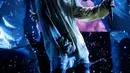 Aksi Justin Bieber saat menyanyikan lagu berjudul "Sorry" pada American Music Awards 2015 di Los Angeles, California (22/11). Album terbarunya Purpose mengalahkan album One Direction. (REUTERS/Mario Anzuoni)