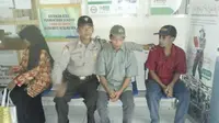 Polisi yang bertugas di Kabupaten Barru, Sulawesi Selatan itu berkeliling mencari pengidap gangguan jiwa yang berkeliaran di jalan. (Liputan6.com/Eka Hakim)