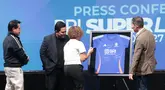 Director of Emtek Media Harsiwi Achmad menandatangani jersey yang akan digunakan dalam kompetisi BRI Super League 2026/2027 di SCTV Tower, Jakarta, Selasa (1/9/2026). (KLY/Budy Santoso)
