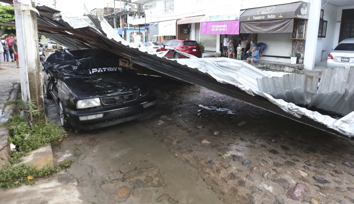 Satu orang tewas akibat tertimpa pohon yang tumbang dan dua orang lainnya terluka. (AP Photo/Valentin Gonzalez)