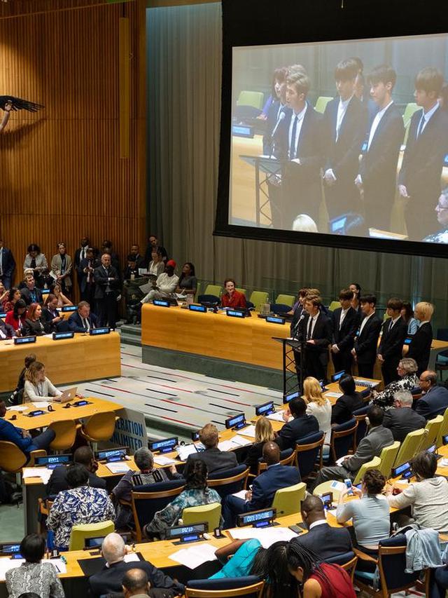 Boyband Korea Selatan, BTS berbicara dalam Sidang Umum Perserikatan Bangsa-Bangsa (PBB) di New York, Senin (24/9). Dengan bahasa inggris penuh, BTS menyampaikan kampanye mereka dengan UNICEF yang bertemakan ‘Love Myself’. (AP/Craig Ruttle)