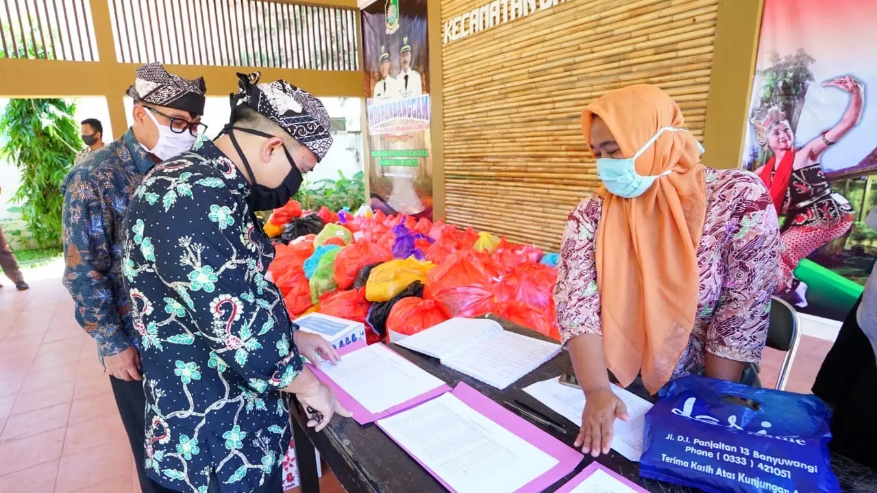 Gotong Royong ASN Banyuwangi Bantu Warga yang Terdampak Pandemi Corona