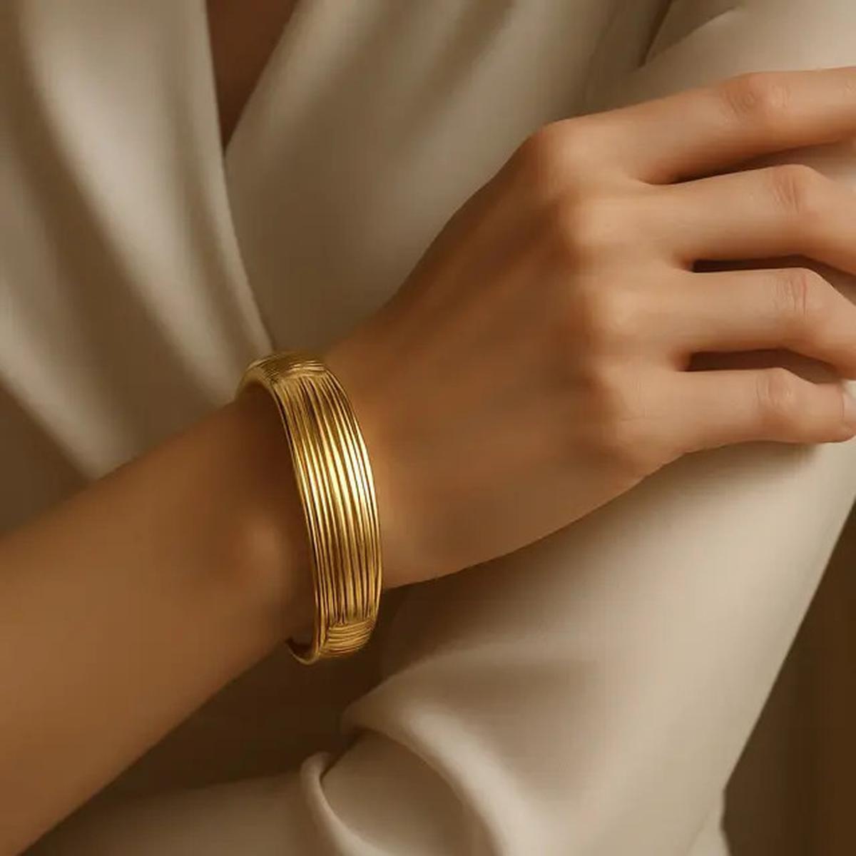 7 Inspirasi Model Gelang Oval Emas 2025 Biar Tangan Tampak Lebih Panjang