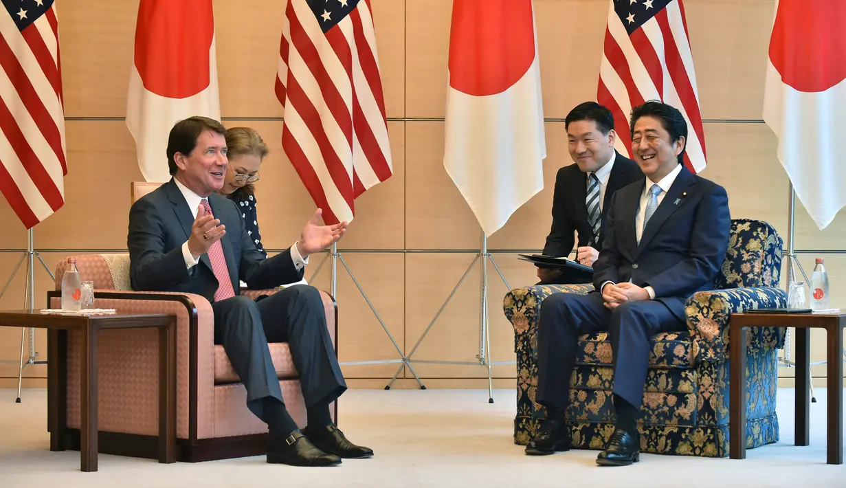 Duta Besar AS yang baru untuk Jepang, William F. Hagerty berdialog dengan Perdana Menteri Jepang Shinzo Abe saat melakukan pertemuan di Kantei, Tokyo, Jepang (18/8). (AP Photo / Andrew Harnik)